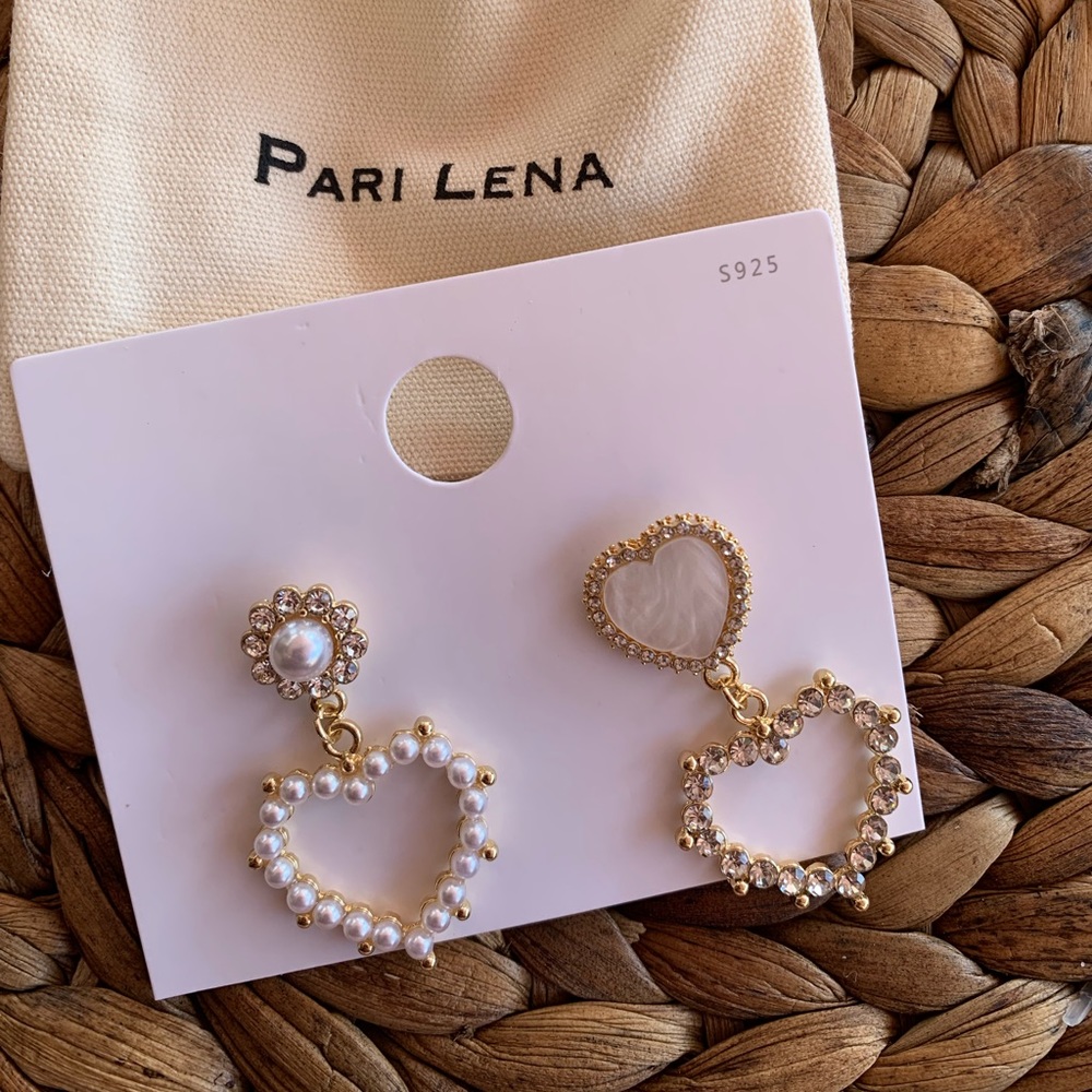Vintage style earring with pearls and diamonds.